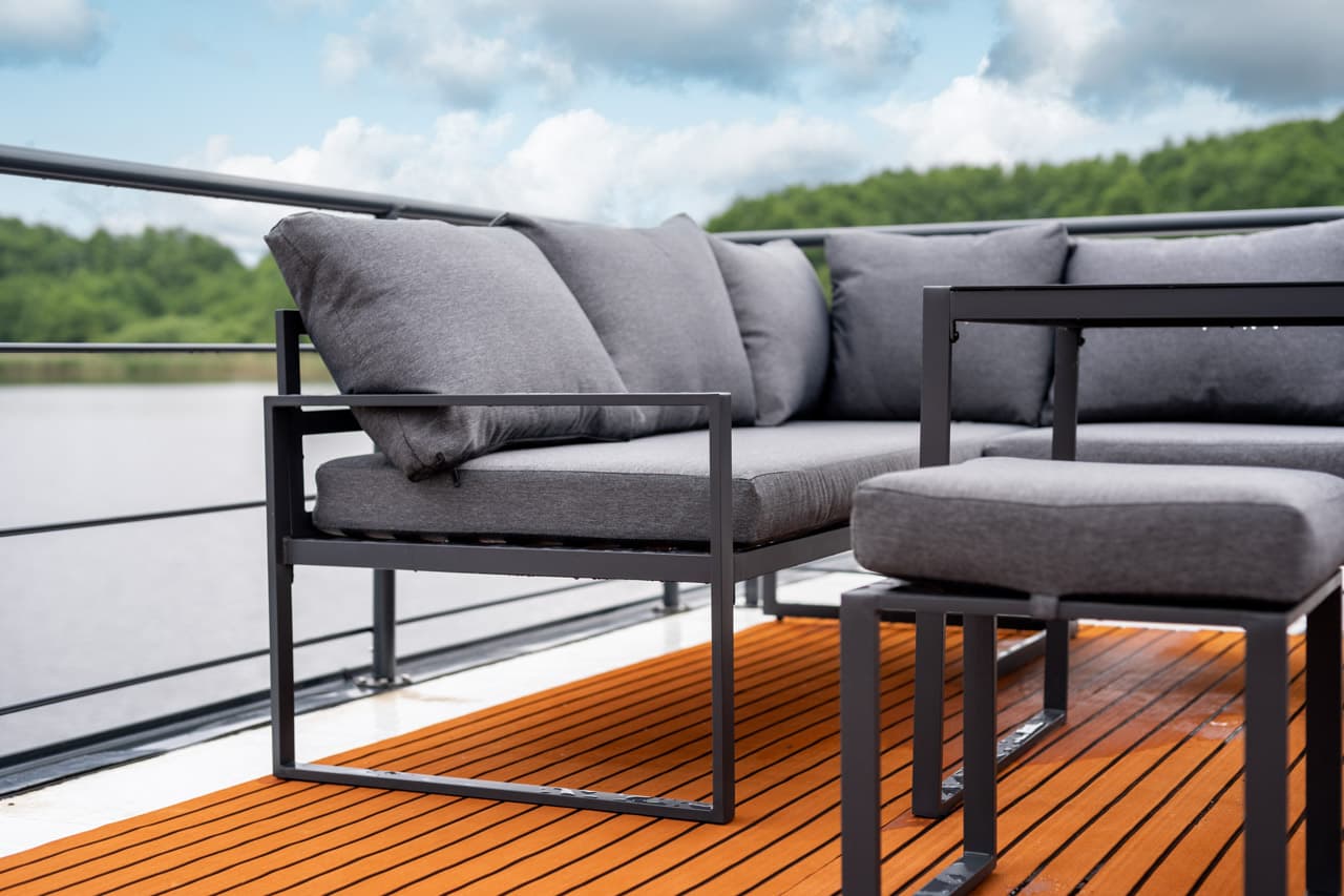 Gemütlicher Lounge-Bereich auf dem Hausboot