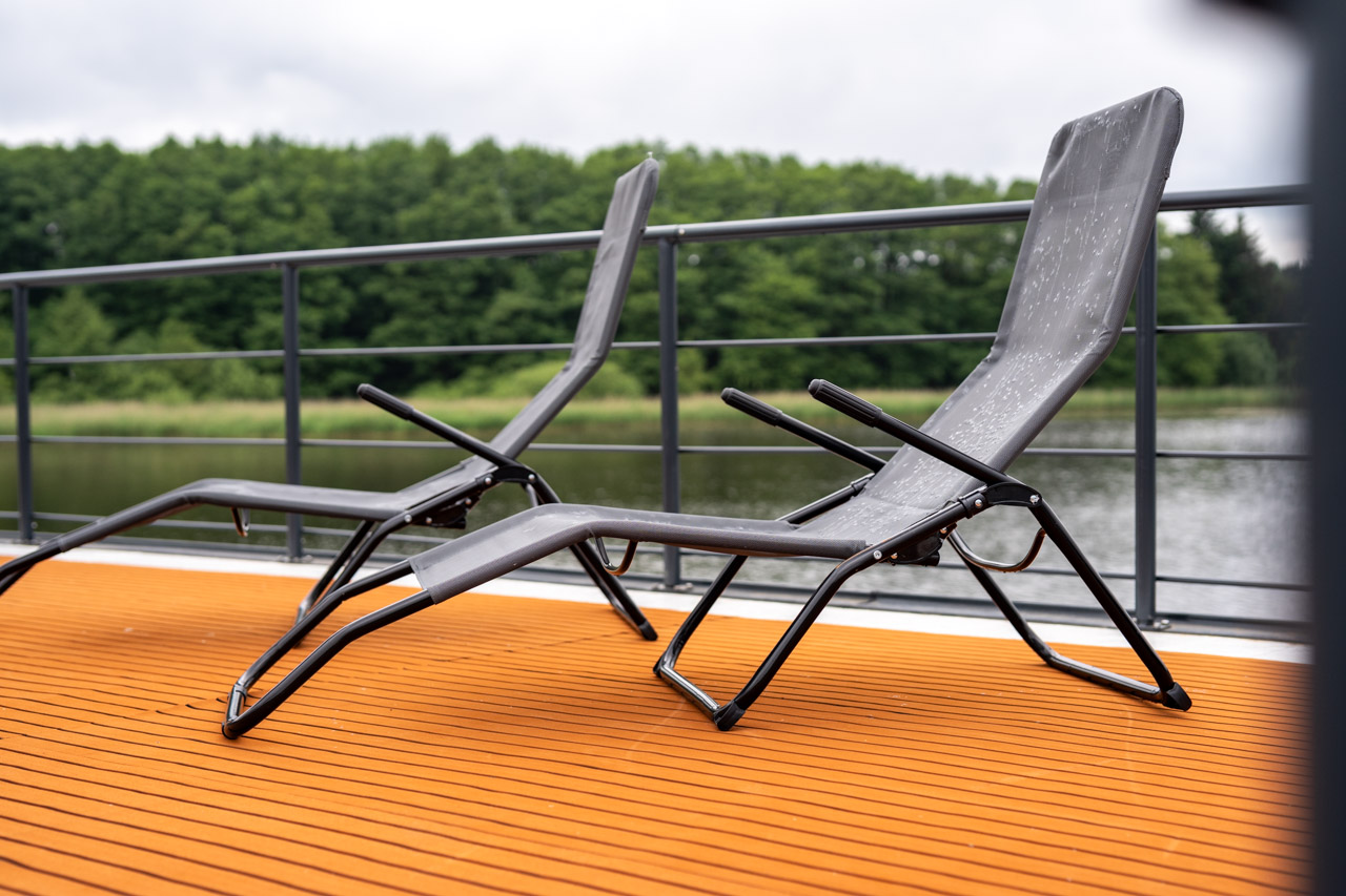 Liegestühle auf dem Deck
